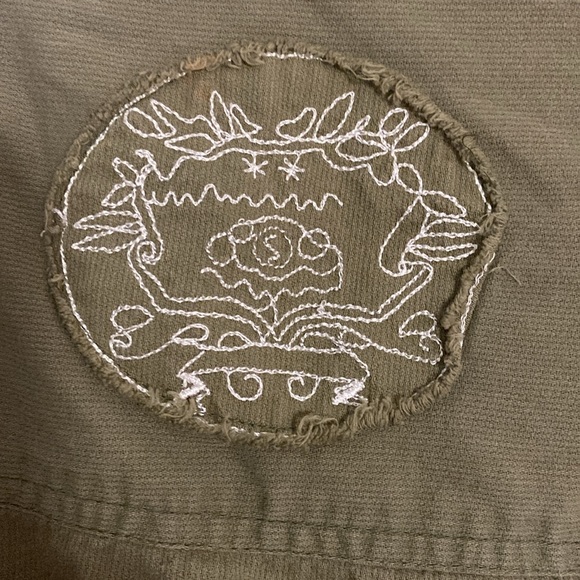 Army Green/Olive Patches Form Fitting Cute Roll Up Sleeve Top Shirt SZ MED - Picture 6 of 8